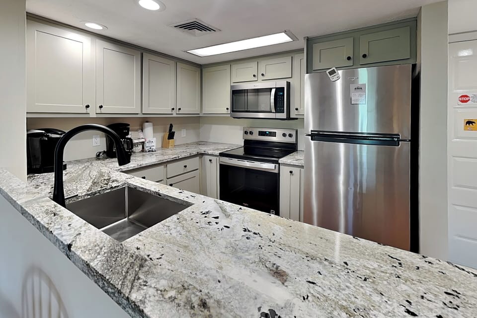 Full Kitchen w. Stainless Steel Appliances