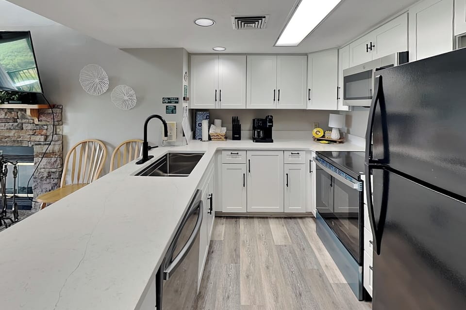 Full Kitchen w. Stainless Steel Appliances