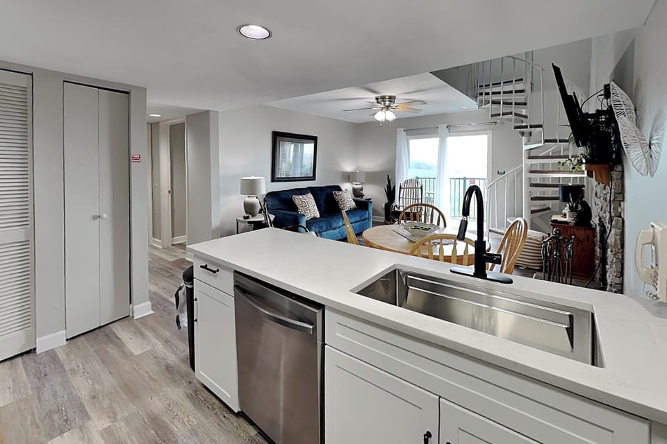Full Kitchen w. Stainless Steel Appliances
