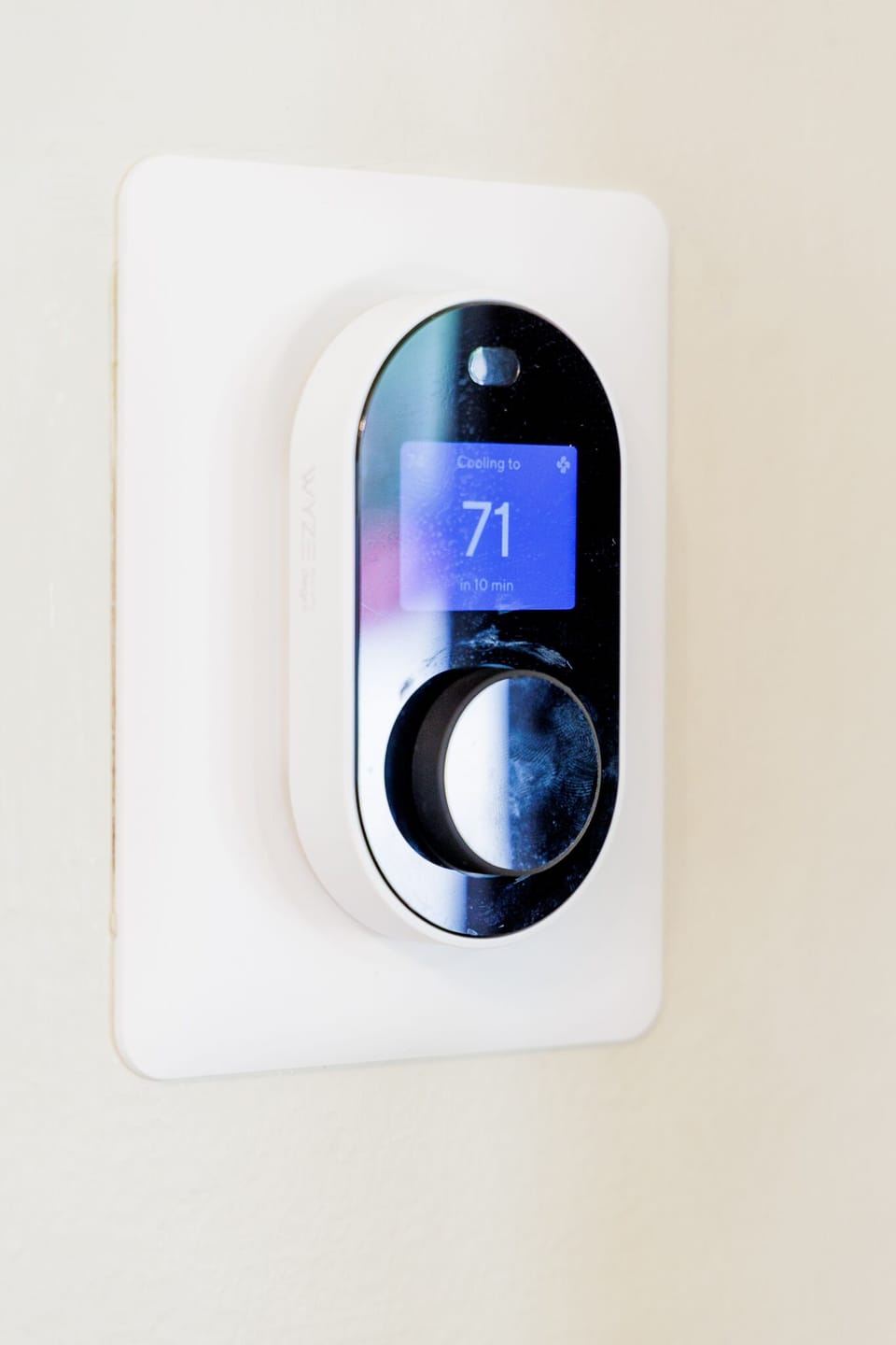 Modern smart thermostat • Sleek comfort control blending style and technology