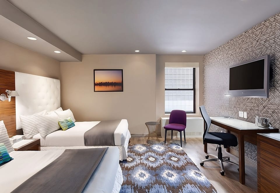 Unwind in a bright double room with workspace comfort.