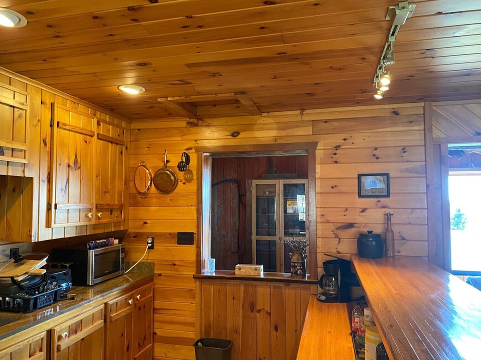 Fully equipped kitchen and bar seating