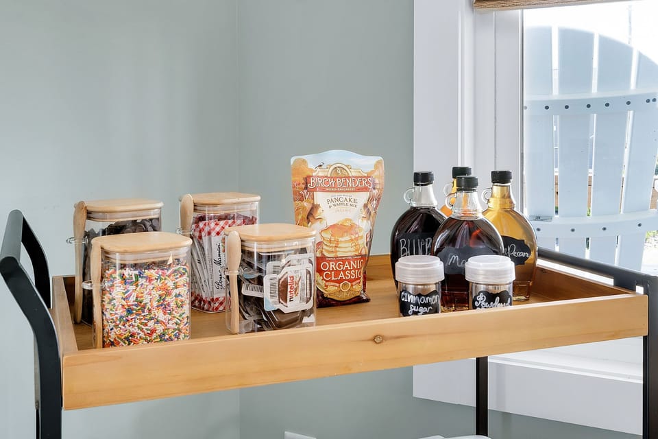 With a variety of flavors and toppings to choose from, our waffle bar is a treat for the senses. Get ready to savor every delightful bite and capture the essence of pure waffle bliss!