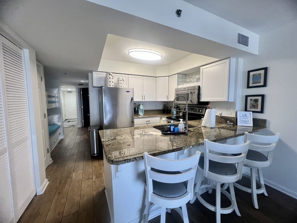 Fully Stocked Kitchen with 10 cup coffee pot and single serve Keurig!