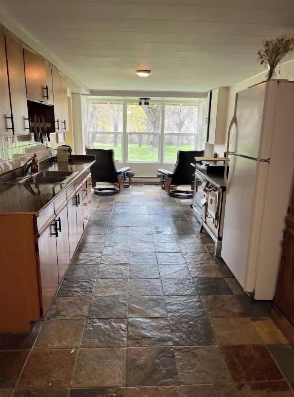 Kitchen - with full kitchen amenities. 
