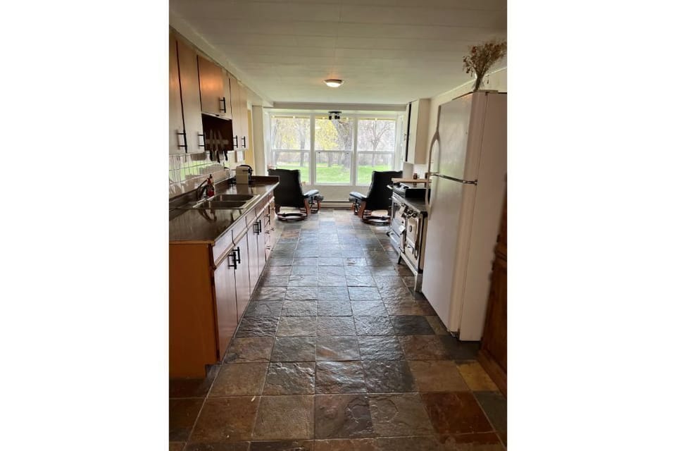 Kitchen - with full kitchen amenities. 