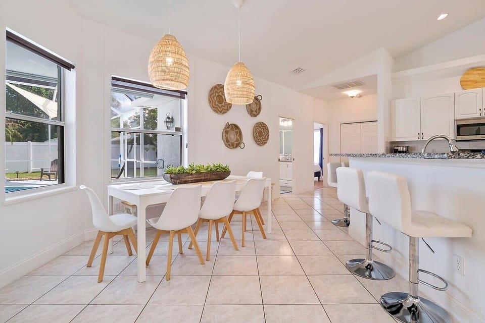 Kitchen, dining for 8