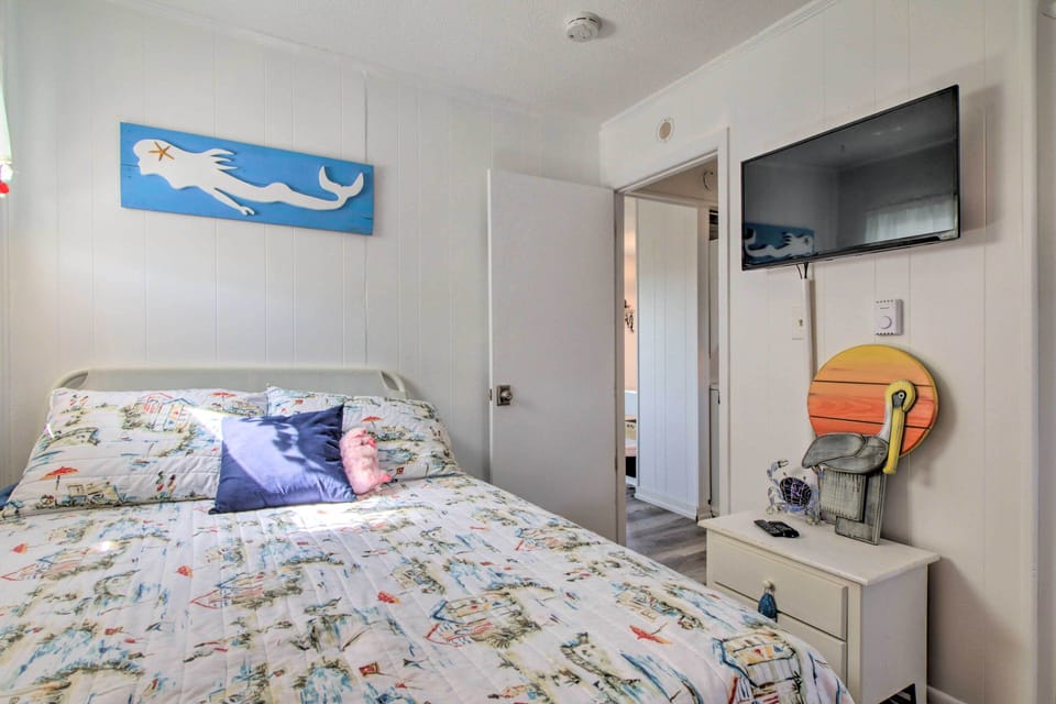 Bedroom 2 | Full Bed | Smart TV w/ Cable