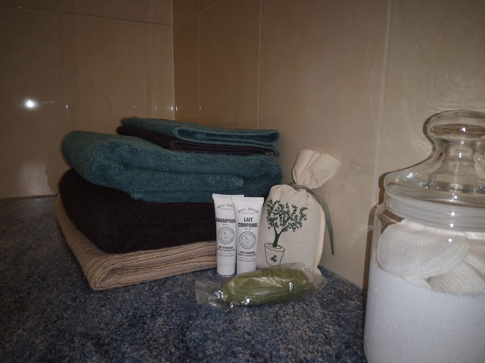 Bathroom amenities