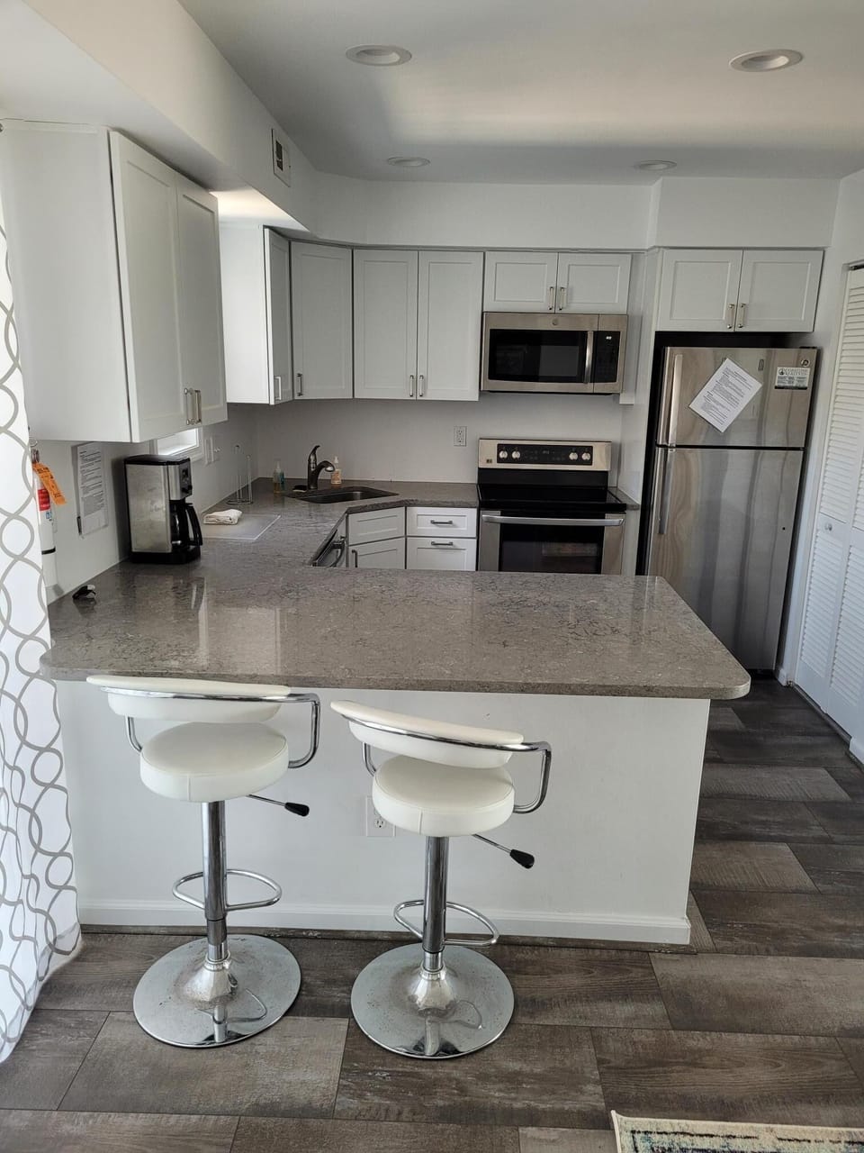 Full Kitchen with Counter Seating