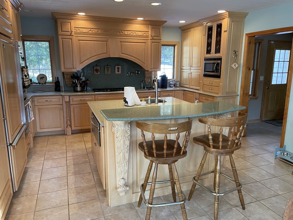 Large roomy kitchen. 