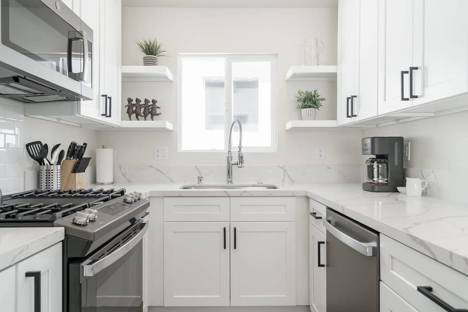 Full Kitchen | Stainless Steel Appliances