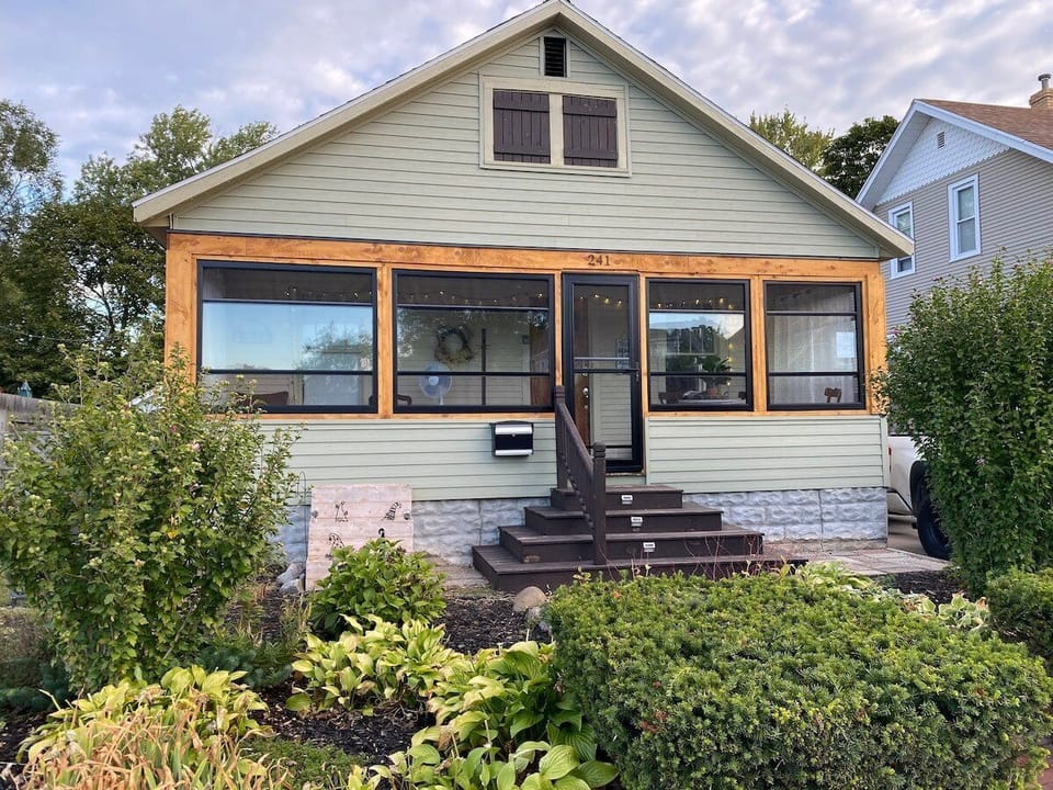 This pet friendly vacation rental is located in the heart of Holland, just a short drive from downtown and right next to Washington Square.