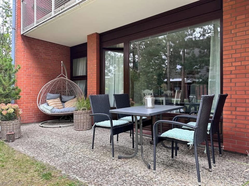 Große überdachte Süd-West Terrasse mit Essplatz und Doppel-Hängesessel. 