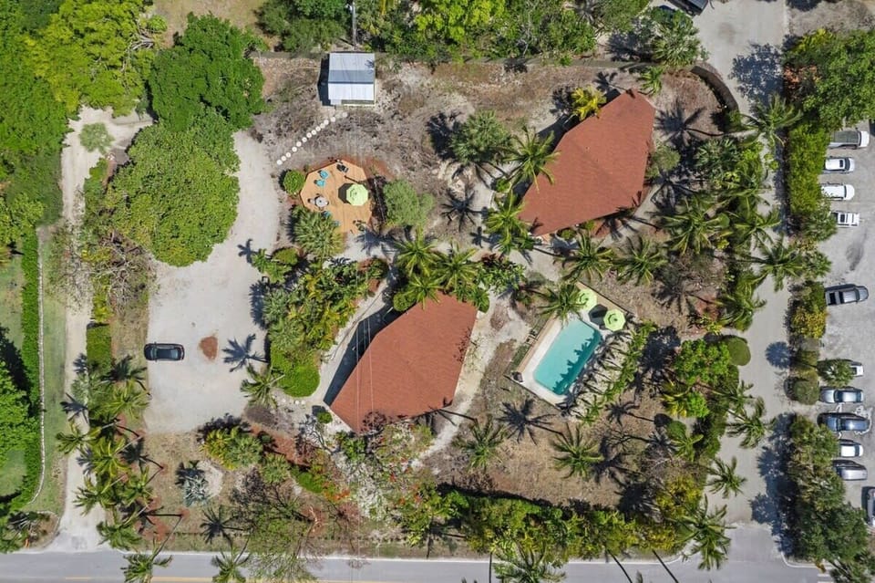 Gorgeous one bedroom one bath tropical oasis at The Palms Sanibel. Fully renovated in 2023, this charming island compound will make the perfect destination for your next relaxing getaway!
