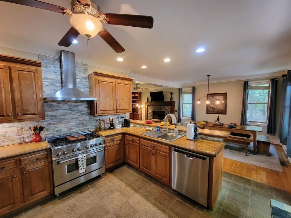 Amazing Chefs Kitchen with high end appliances