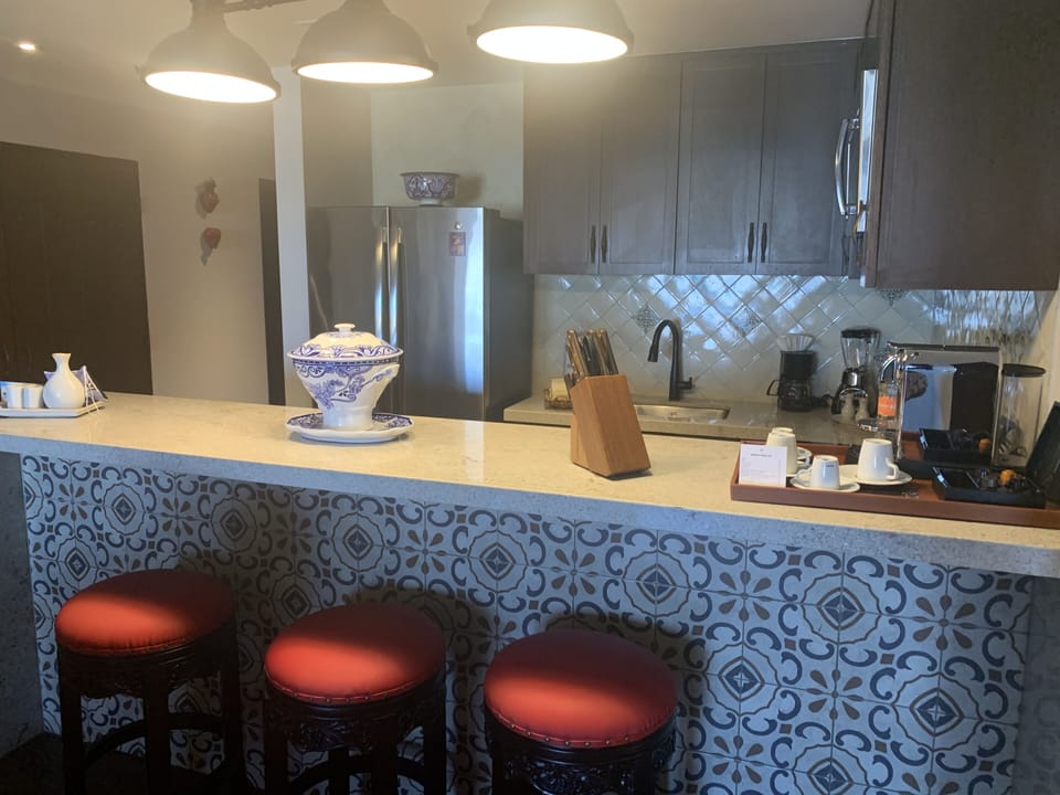 Kitchen with eat in counter space 