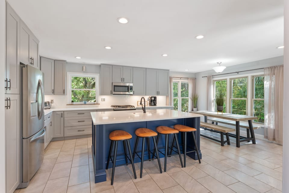 Large modern eat-in kitchen
