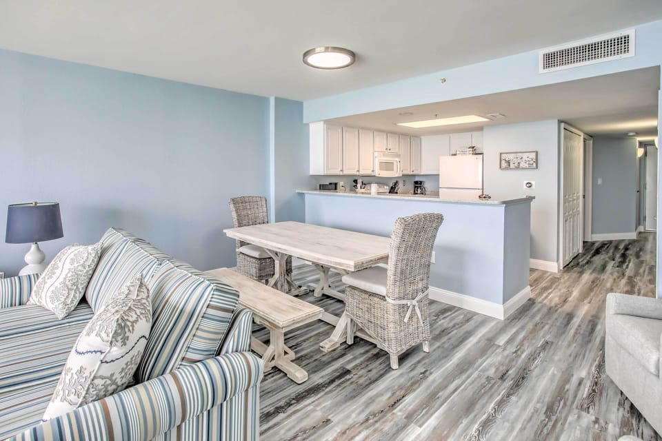 Dining Area | Dishware & Flatware Provided