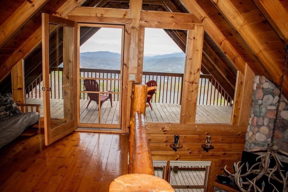 Loft to upper balcony 
