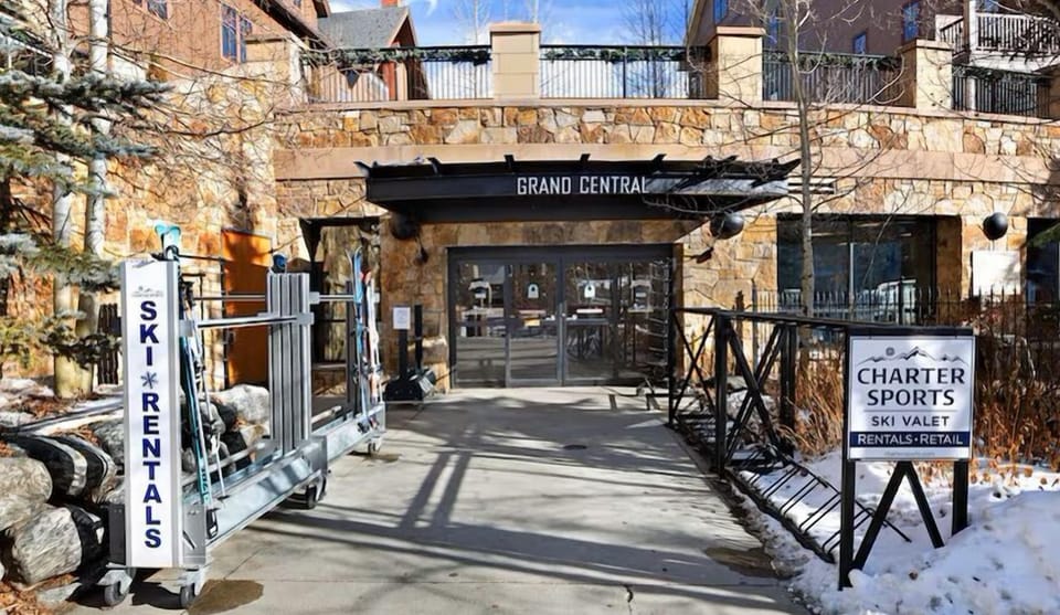 Complimentary Ski Valet