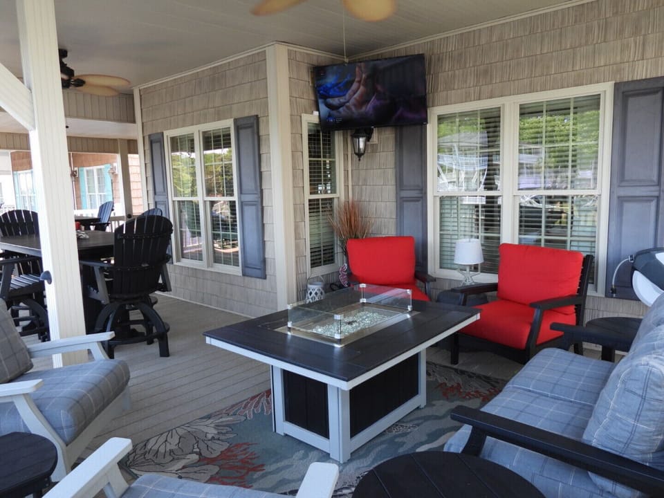 MAIN LEVEL DECK! ENOUGH SEATING FOR THE ENTIRE FAMILY