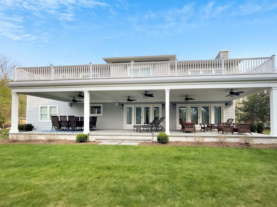 Look at the beautiful façade of the house.