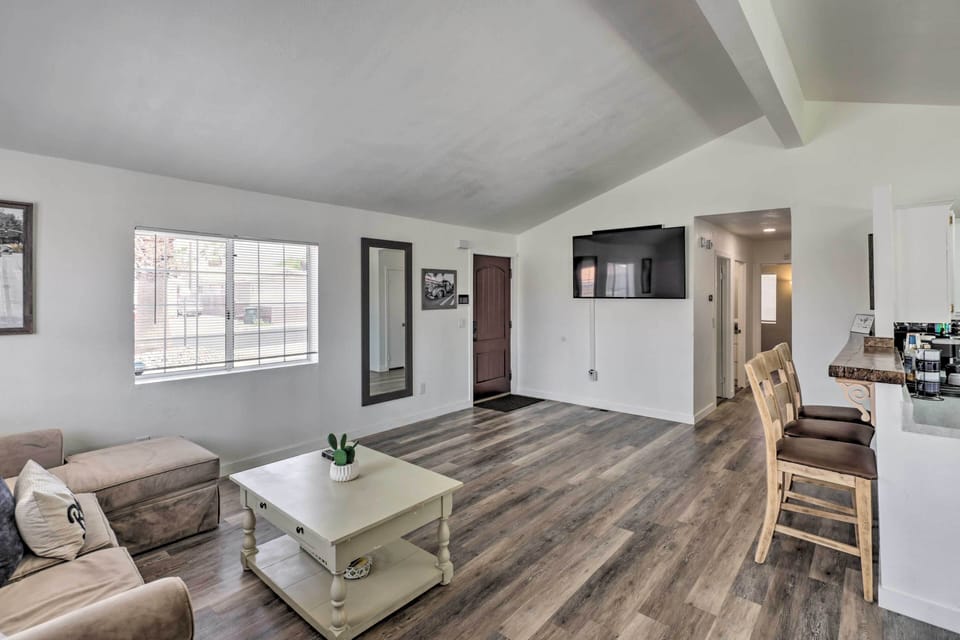 Living Room | Smart TV w/ Cable | Free WiFi