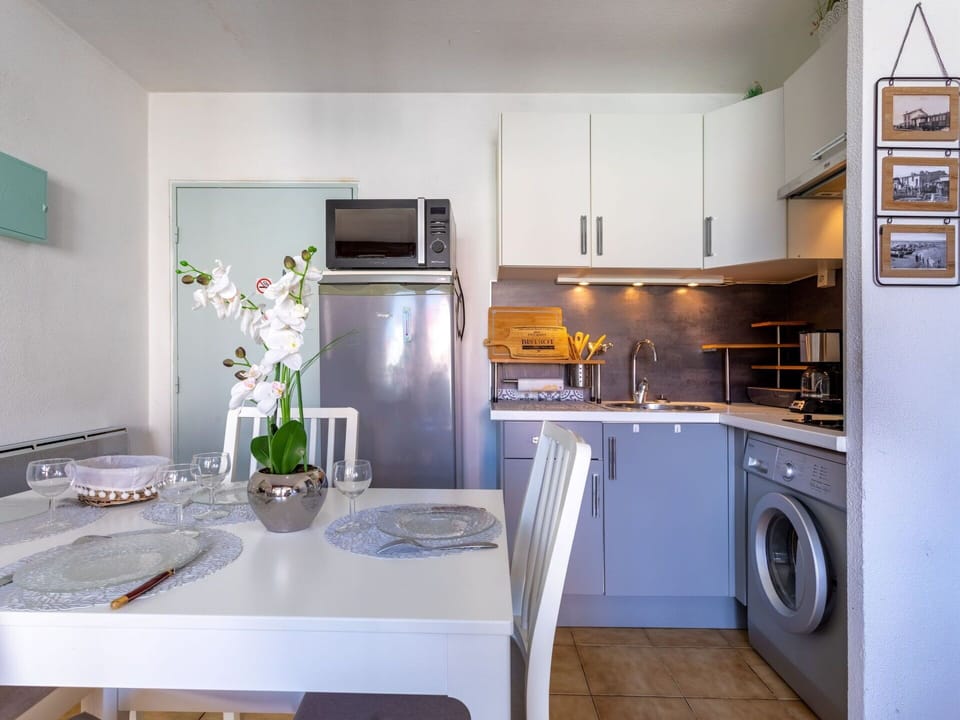 Cabinetry, Furniture, Countertop, Property, Kitchen Appliance, Table, Kitchen Stove, Kitchen, Lighting, Home Appliance