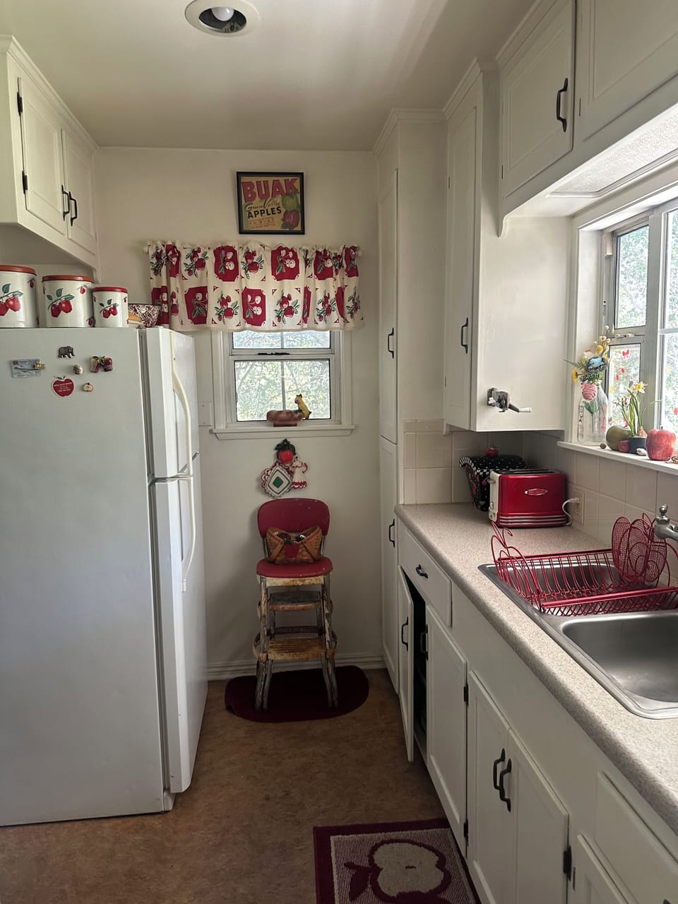 Large kitchen equipped with everything you need; even a view of the garden!