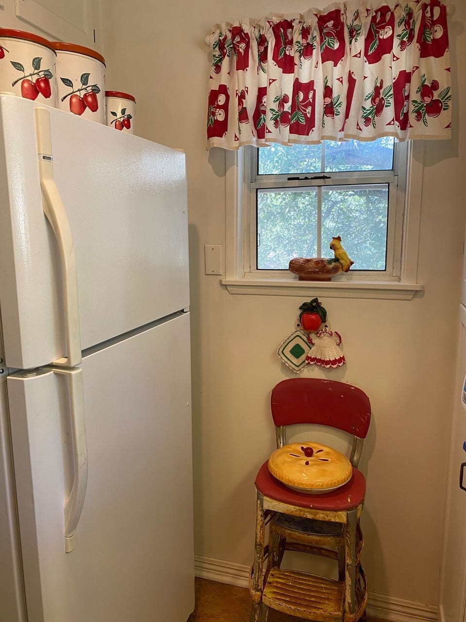 Country kitchen with apple theme, of course!