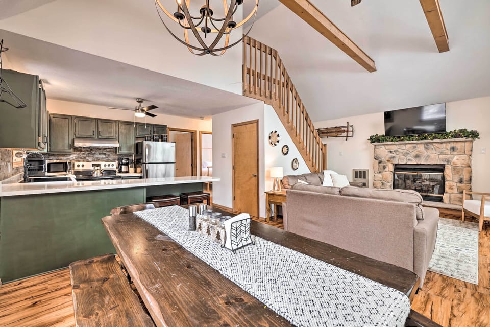 Dining Area | Dishware & Flatware Provided