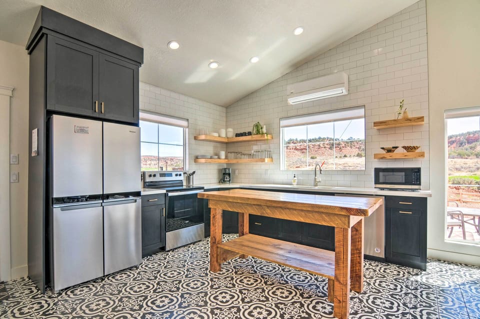Fully Equipped Kitchen | Dishware & Flatware