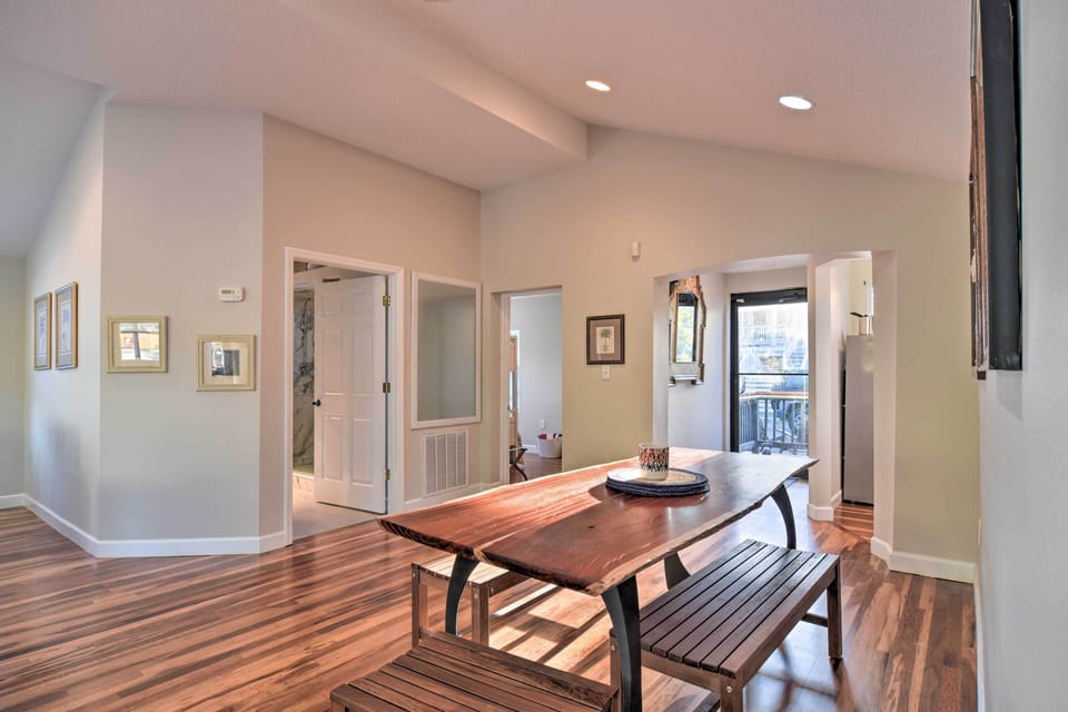 Dining Area | Dishware/Flatware Provided