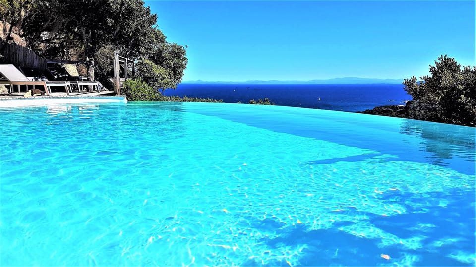 The swimming pool. (1)