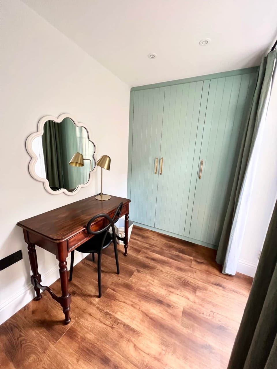 Master Bedroom with Super Kingsize Bed and Smart TV (3)