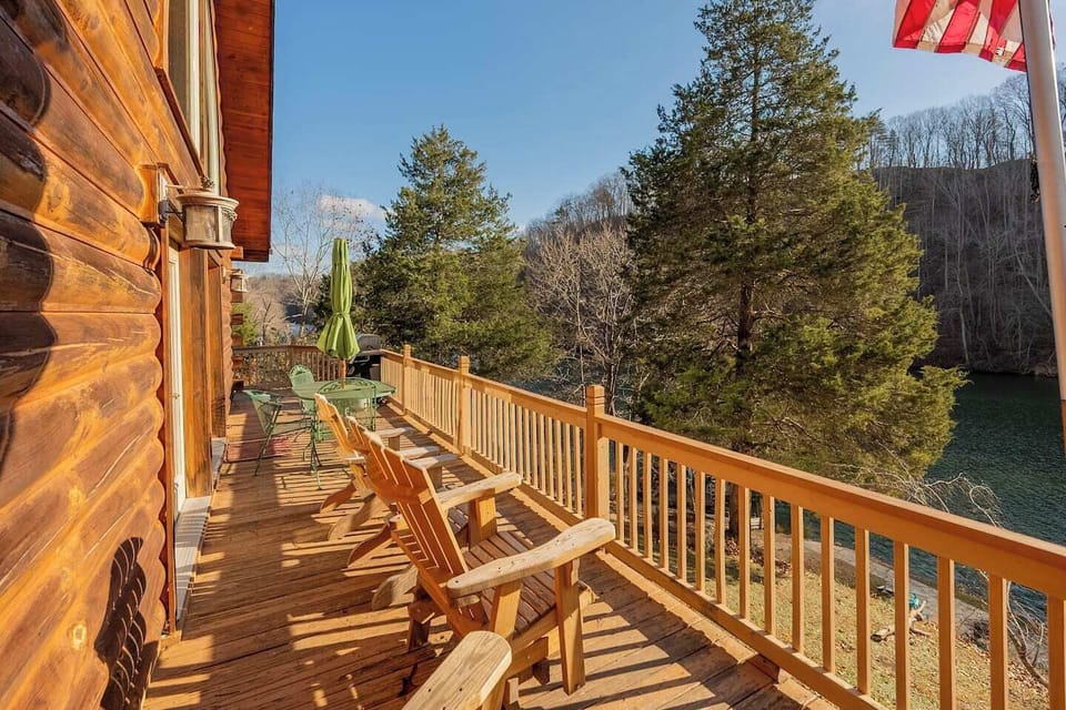 A relaxing front deck overlooking the Lake