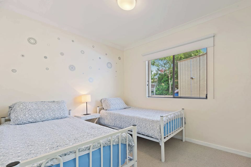 Bedroom 3 - 2 single beds - linen and bath towels included