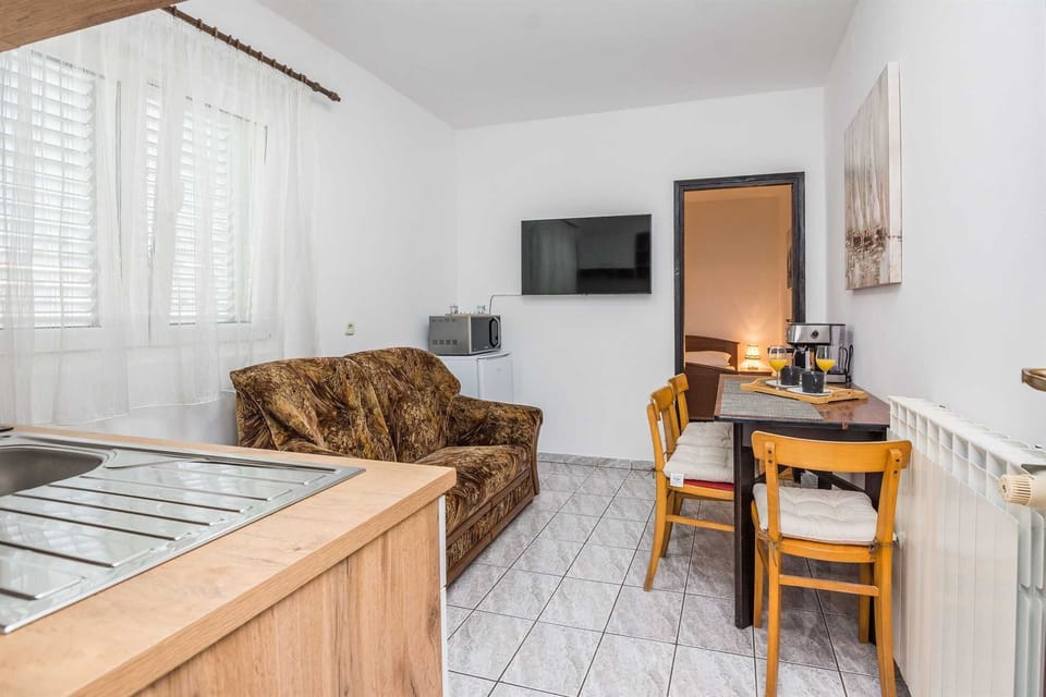With air conditioning, Sat Tv and Wi-Fi | for 2 persons | quiet area Apartment in Zadar County
