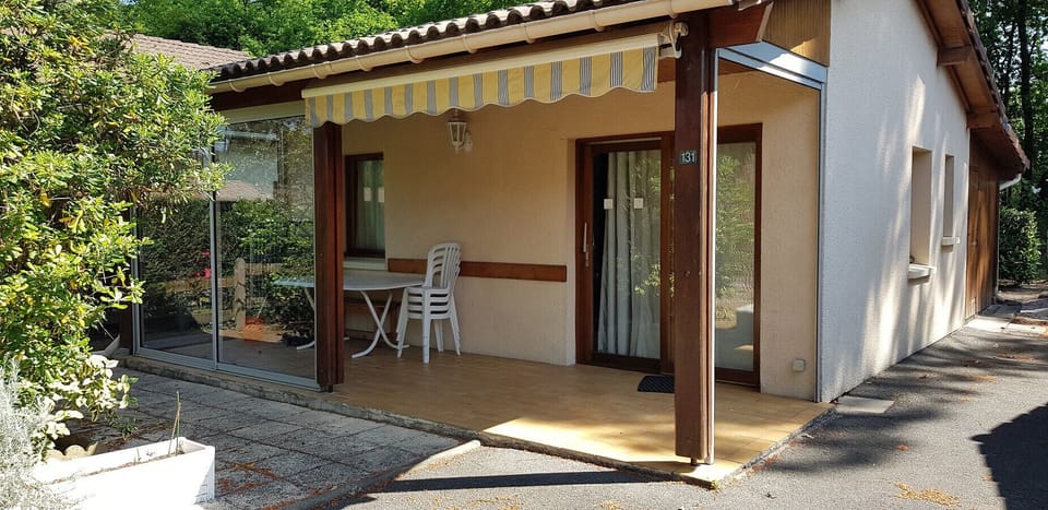 Maisonnette avec terrasse couverte et une partie vitrée