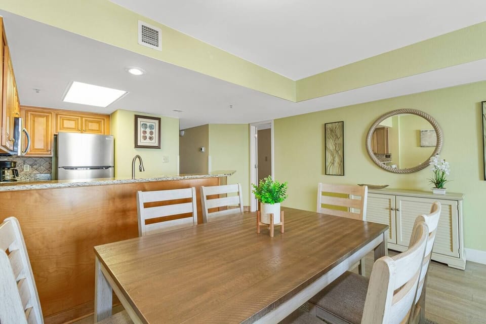Feast your eyes on the ocean while you dine