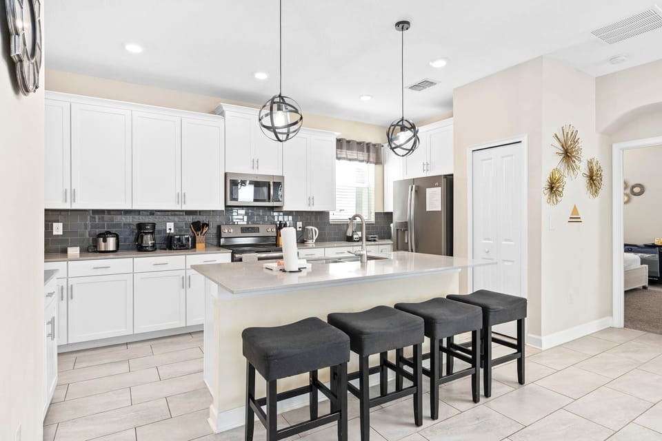 Kitchen Island for Up to 4 Guests