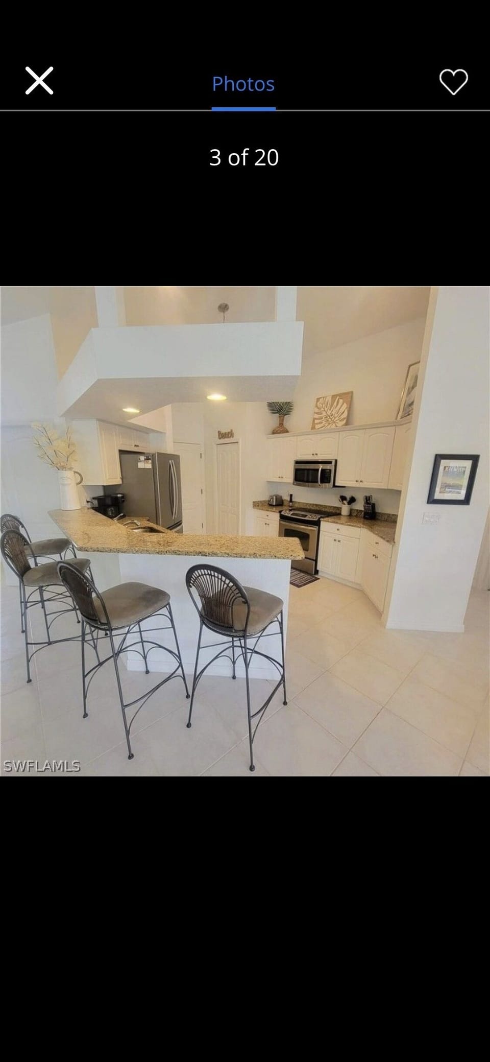 Big kitchen for all cooks with counter for 4 to eat