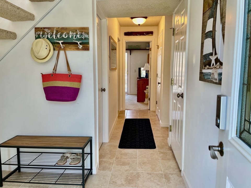 Entryway. 2 BRs, 1 bath & laundry on this level (L1).  Main living on L2.