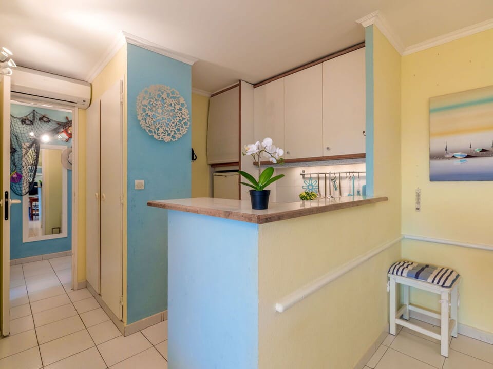 Property, Furniture, Houseplant, Flowerpot, Interior Design, Building, Flower, Floor, Flooring, Plant