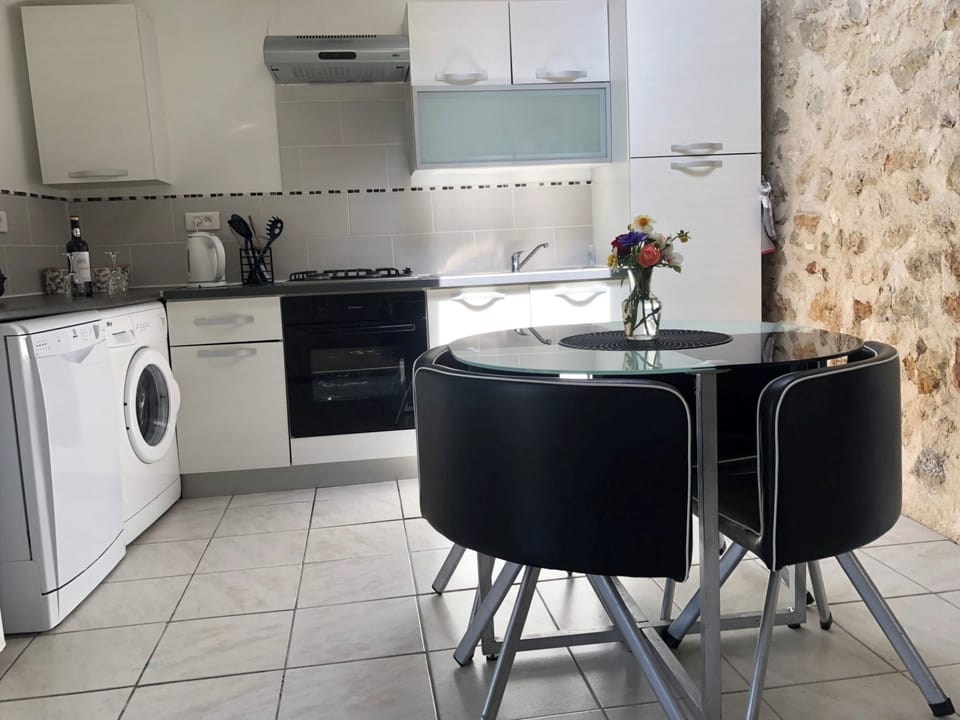 Bright well equipped kitchen with dishwasher, washing machine