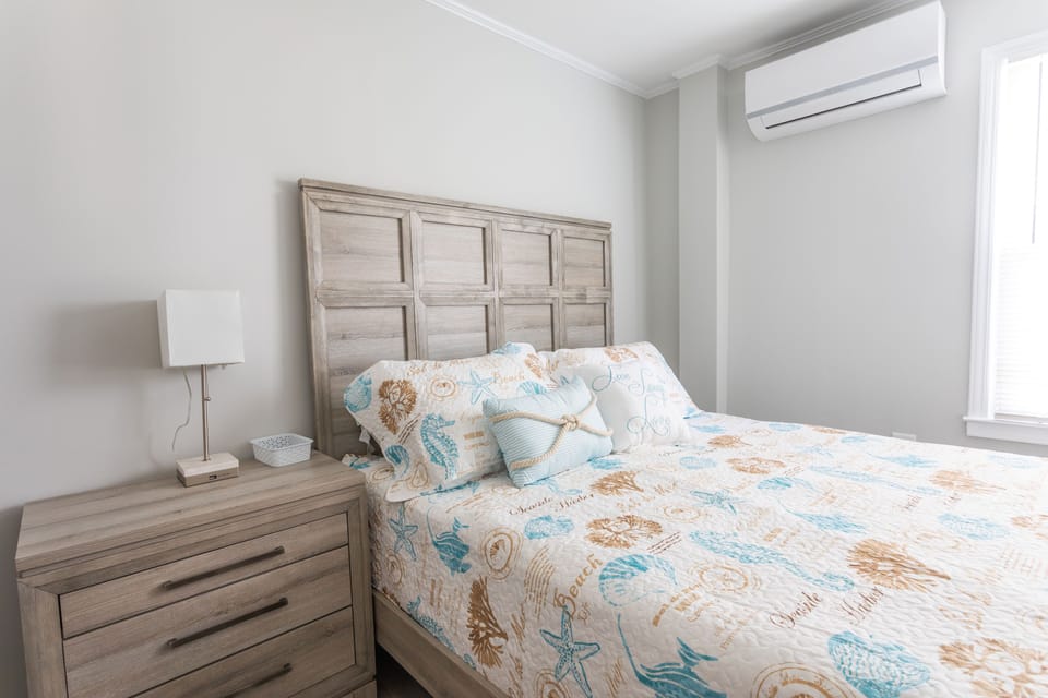 Queen bedroom with en suite bathroom