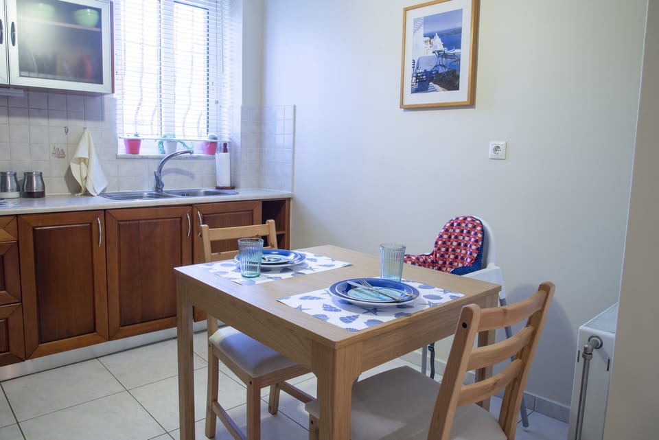 Kitchen table and baby stools available. The table can be expanded for 4.