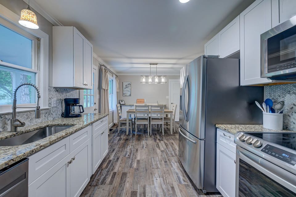 Kitchen and Dining Area (1)