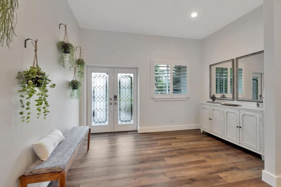 Stately Entrance: your grand arrival awaits